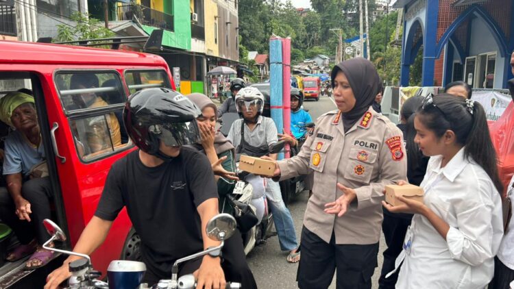 Bidhumas-Bidpropam Polda Maluku Berbagi Takjil Ramadan kepada Pengguna Jalan di Ambon