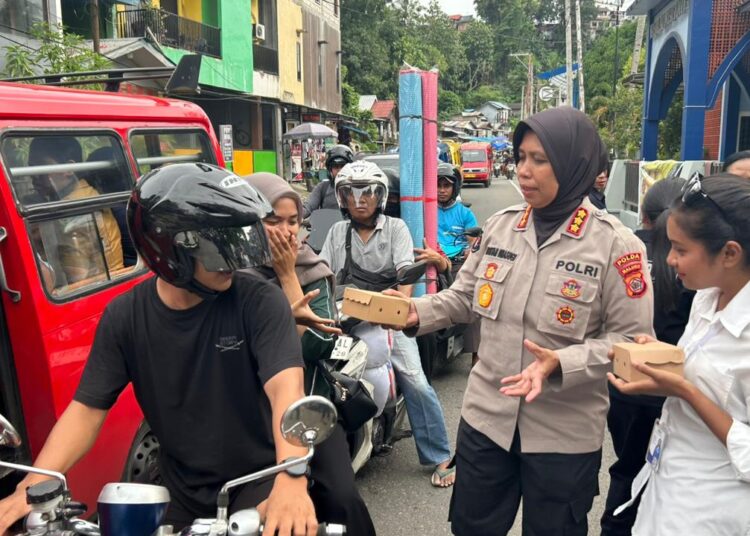 Bidhumas-Bidpropam Polda Maluku Berbagi Takjil Ramadan kepada Pengguna Jalan di Ambon