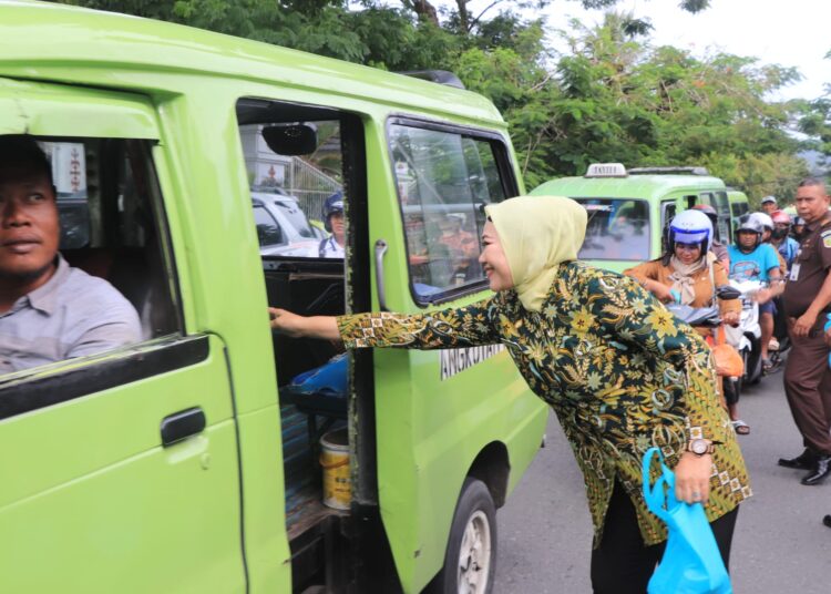 Perbanyak Pahala Warga Adhyaksa Bagi Takjil dan Buka Puasa Bersama Anak Yatim di Ambon