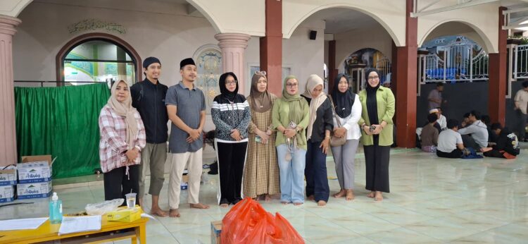 Wakil Wali Kota Ambon Bagikan Makanan Sahur saat Itikaf Ramadan