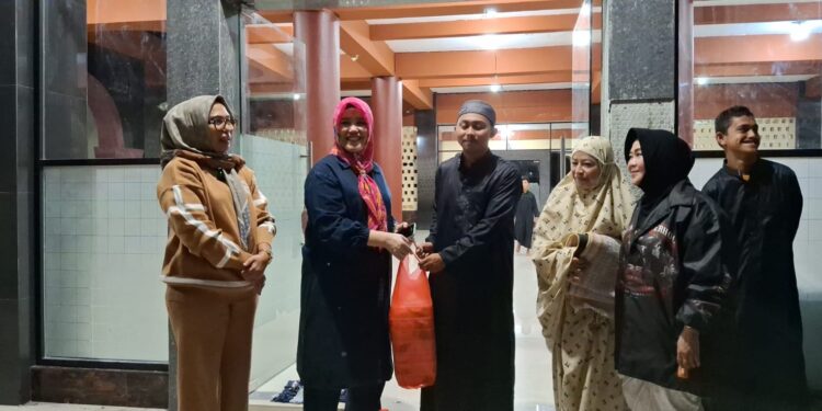 Sentuhan Kasih di Sepertiga Malam Ramadan: Kisah Ely Toisutta dan IPEMI Menyisir Masjid di Ambon
