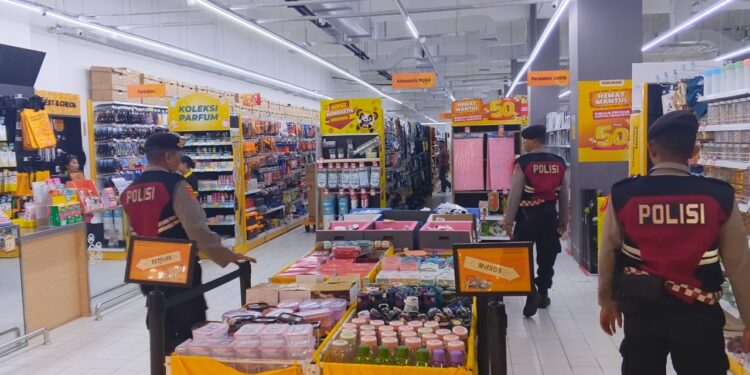 Pastikan Keamanan Pengunjung Polisi Patroli di Pusat Keramaian Ambon