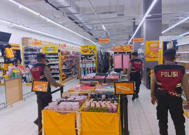 Pastikan Keamanan Pengunjung Polisi Patroli di Pusat Keramaian Ambon