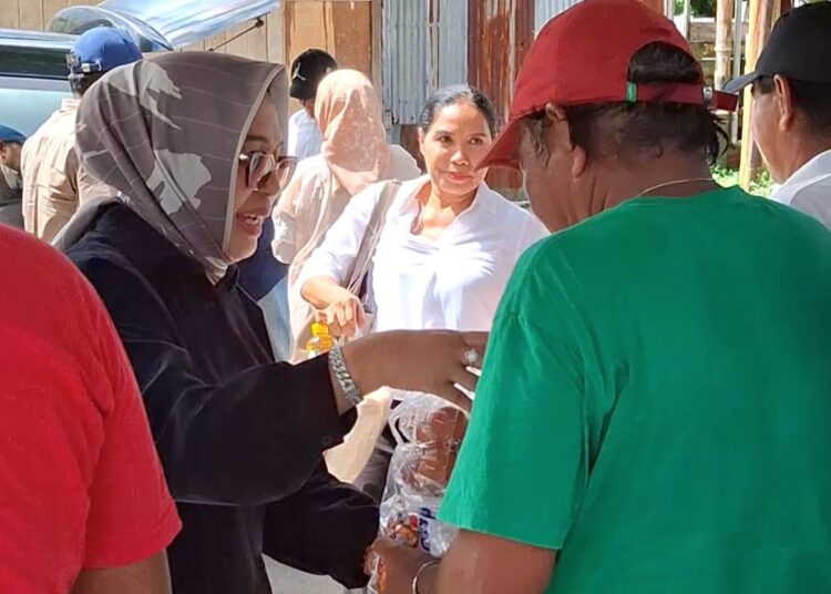 Sambut Paskah Ely Toisutta Dekati Tukang Ojek Melalui Program Minggu Berbagi