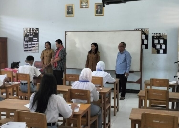 Ratusan Siswa SMAN 3 Ambon Ujian Akhir, Asis Sangkala: Kerjakan Soal Jangan Terburu-buru Dahulukan yang Dianggap Mudah