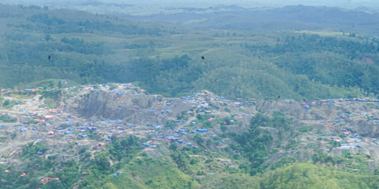 Kapolda Maluku Bersama Kasum TNI Tinjau Lokasi Tambang Emas Ilegal Gunung Botak dari Udara