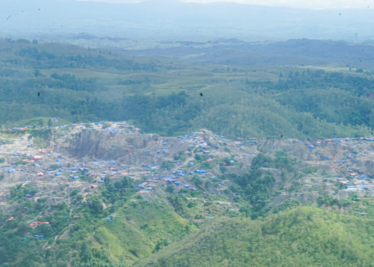 Kapolda Maluku Bersama Kasum TNI Tinjau Lokasi Tambang Emas Ilegal Gunung Botak dari Udara