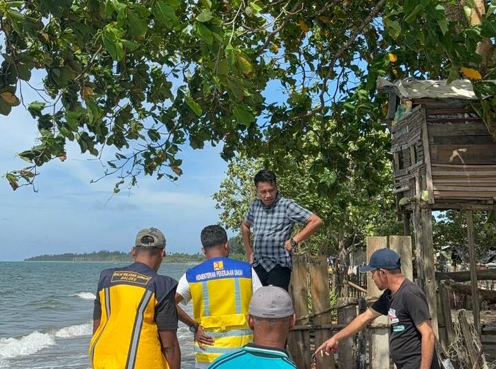 DPRD Maluku Tinjau Lokasi Talud Rusak Akibat Abrasi Pantai di Sejumlah Desa