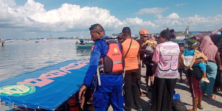KM.Putra Crish Kandas di Benjina, Tim SAR Selamatkan 13 Anak & Balita dan Puluhan Penumpang Dewasa