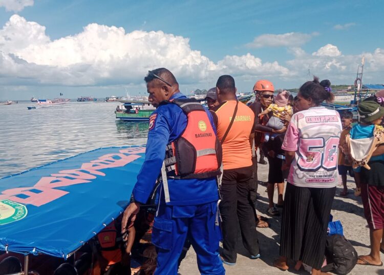 KM.Putra Crish Kandas di Benjina, Tim SAR Selamatkan 13 Anak & Balita dan Puluhan Penumpang Dewasa