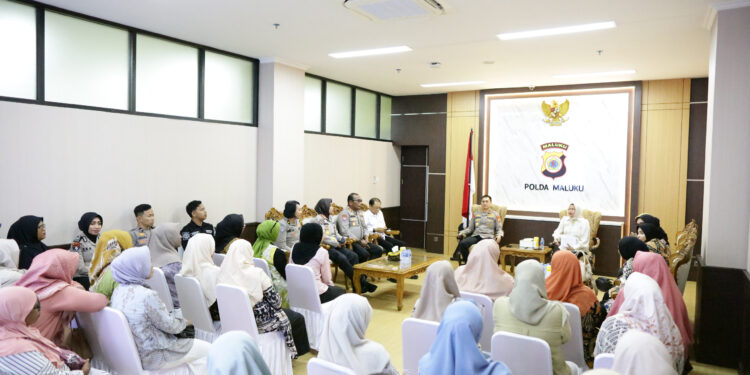 Kapolda Maluku Ajak Mama-mama Sahabat Polisi di Leihitu Cegah Potensi Konflik