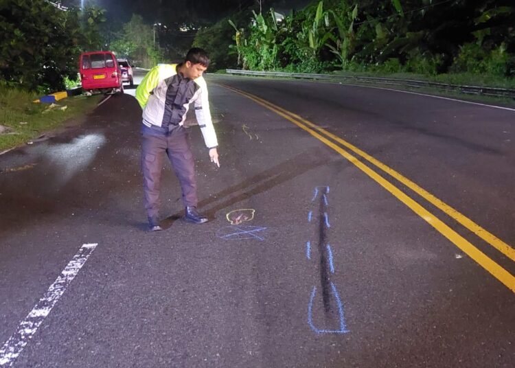 Ugal-ugalan Angkot Terbalik di Hative Besar, Satu Penumpang Tewas