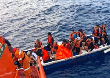Kapal Pinisi Cajoma V Tenggelam di Perairan TNS, 13 Penumpang Selamat Dievakuasi Basarnas Ambon