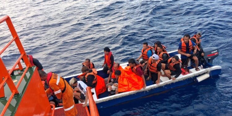 Kapal Pinisi Cajoma V Tenggelam di Perairan TNS, 13 Penumpang Selamat Dievakuasi Basarnas Ambon