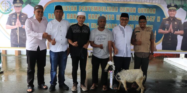 Salurkan Hewan Kurban, Kajati Maluku: Idul Adha Mengandung Makna Mendalam Tentang Keikhlasan, Pengorbanan, dan Kepedulian kepada Sesama