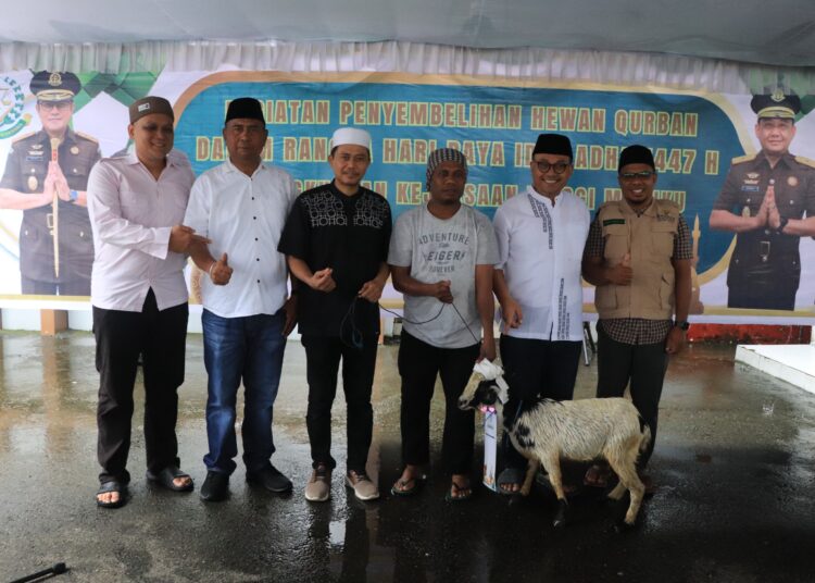 Salurkan Hewan Kurban, Kajati Maluku: Idul Adha Mengandung Makna Mendalam Tentang Keikhlasan, Pengorbanan, dan Kepedulian kepada Sesama