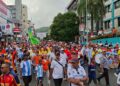Sambut Piala Dunia, Ribuan Warga Jalan Santai Keliling Pusat Kota Ambon Gunakan Jersi Tim Favorit