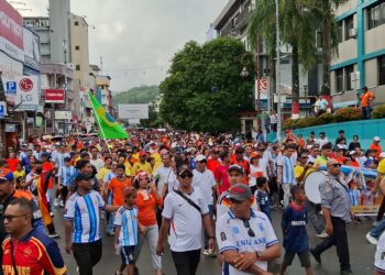 Sambut Piala Dunia, Ribuan Warga Jalan Santai Keliling Pusat Kota Ambon Gunakan Jersi Tim Favorit