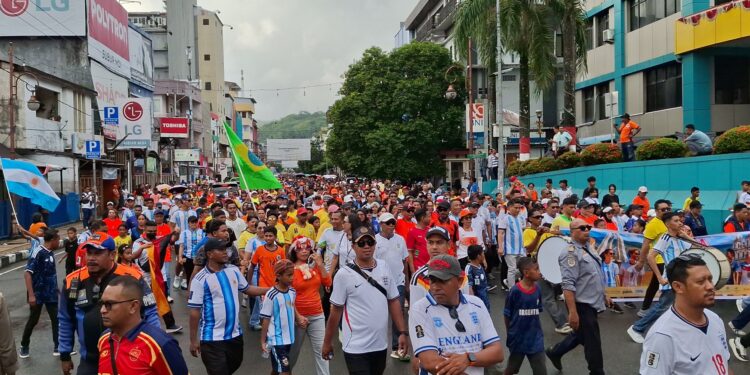 Sambut Piala Dunia, Ribuan Warga Jalan Santai Keliling Pusat Kota Ambon Gunakan Jersi Tim Favorit